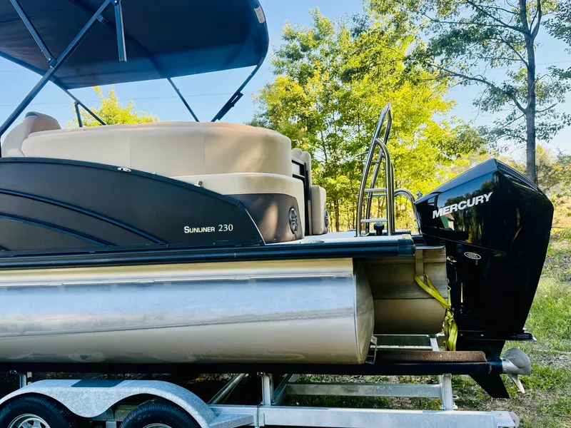 Slide: The Image of Harris Sunliner 230 2023 - 13