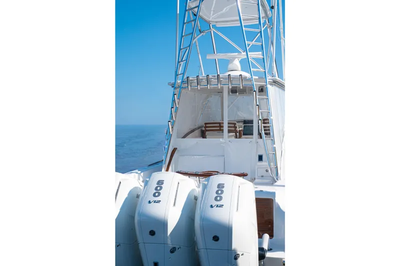 Slide: The Image of 2026 Front Runner 47 W/A boat with dual 600 V12 engines on open sea. - 15