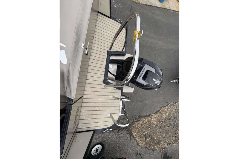 Slide: The Image of 2018 Avalon 2385 EL boat with Mercury outboard motor, viewed from above. - 24
