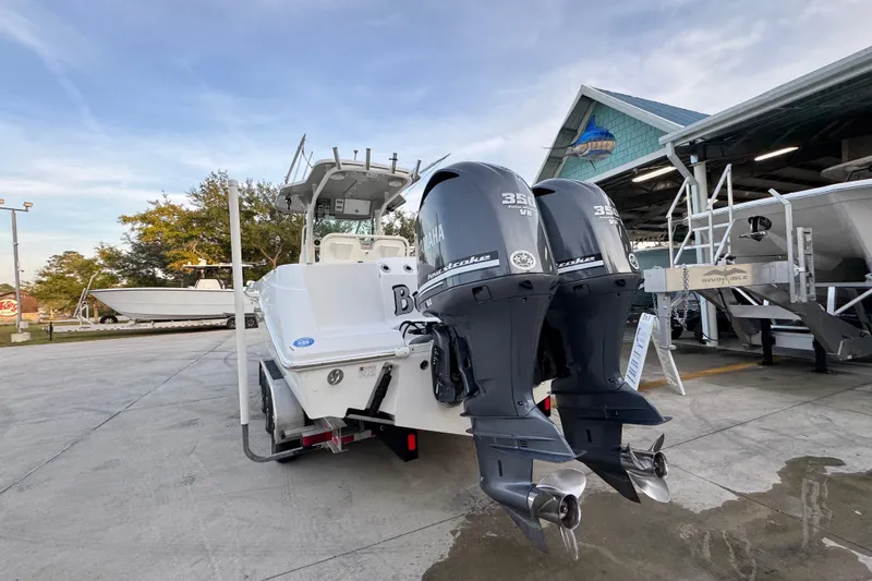 Slide: The Image of 2008 Everglades 290 Center Console boat with twin Yamaha 350 outboard engines. - 14