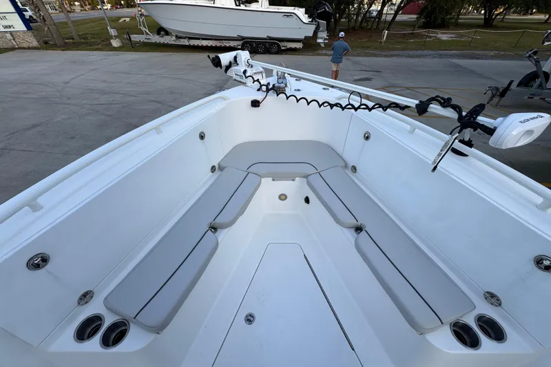 Slide: The Image of 2008 Everglades 290 Center Console boat with spacious seating and modern design. - 18
