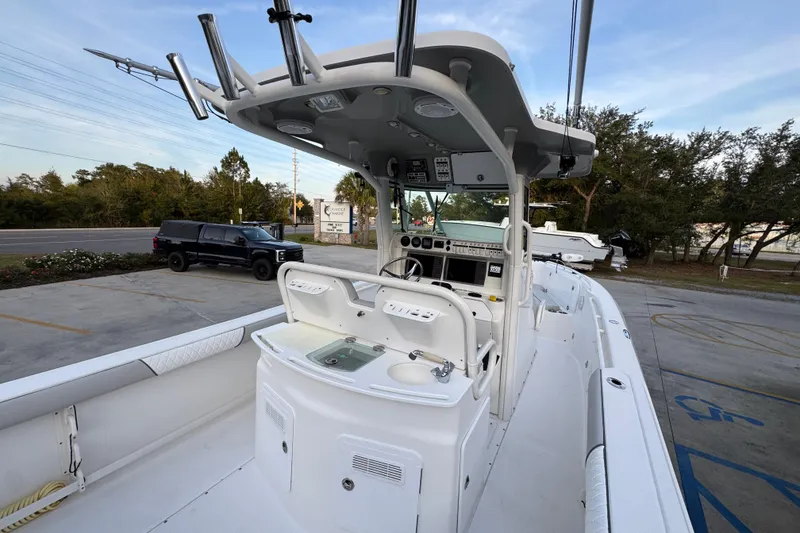Slide: The Image of 2008 Everglades 290 Center Console boat with spacious deck and modern controls. - 40