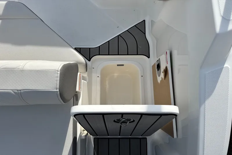 Slide: The Image of Sea Ray SDX 230 Outboard 2026 - 15