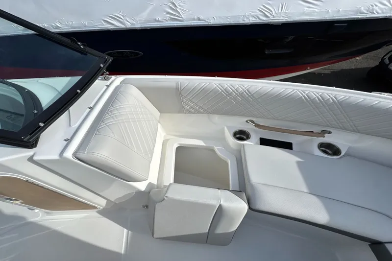 Slide: The Image of Sea Ray SDX 230 Outboard 2026 - 40