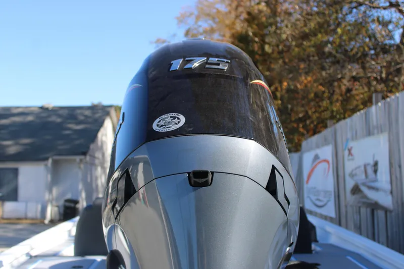 Slide: The Image of Outboard motor on Xpress H20 boat, 2026 model, with 175 horsepower. - 5