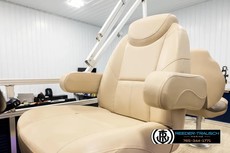 Slide: The Image of Beige captain's chair in 2020 Avalon VEN FNC boat, Reeder-Trausch Marine logo visible. - 39