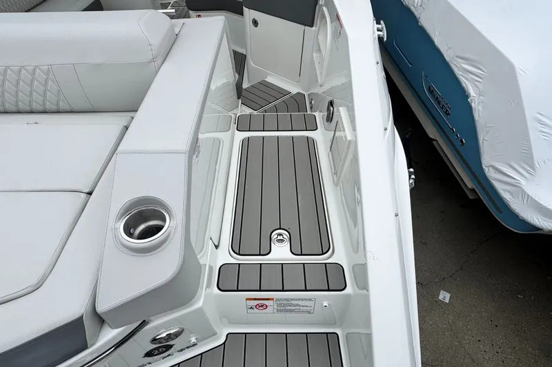 Slide: The Image of Sea Ray SLX 310 Outboard 2026 - 13