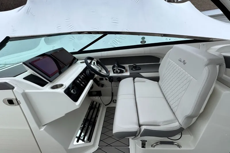 Slide: The Image of Sea Ray SLX 310 Outboard 2026 - 31