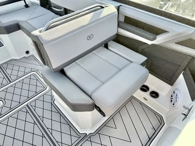 Slide: The Image of Cobalt R6 Outboard 2022 - 14