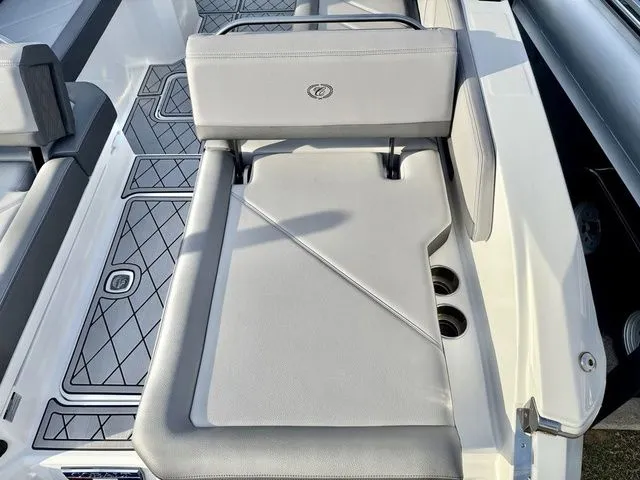 Slide: The Image of Cobalt R6 Outboard 2022 - 16