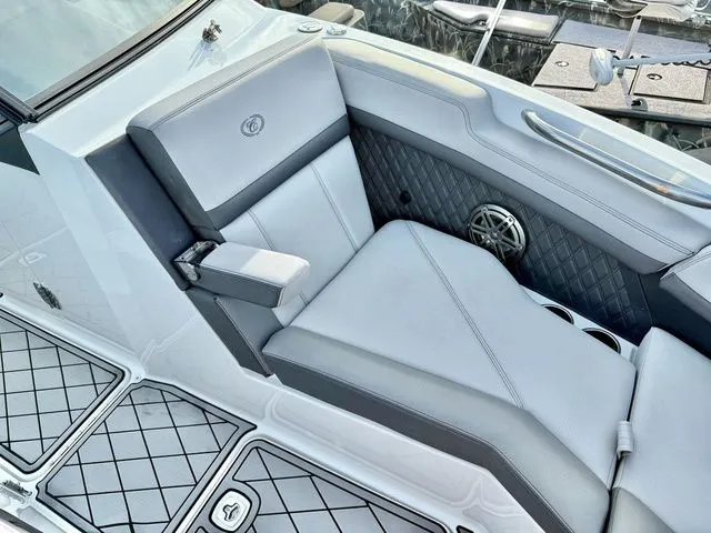 Slide: The Image of Cobalt R6 Outboard 2022 - 17