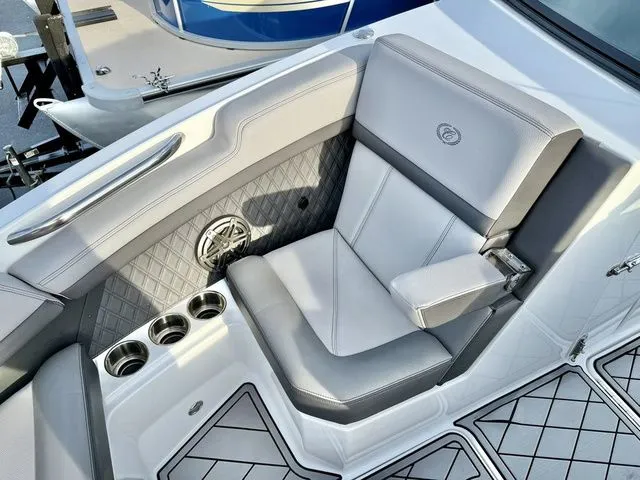 Slide: The Image of Cobalt R6 Outboard 2022 - 18