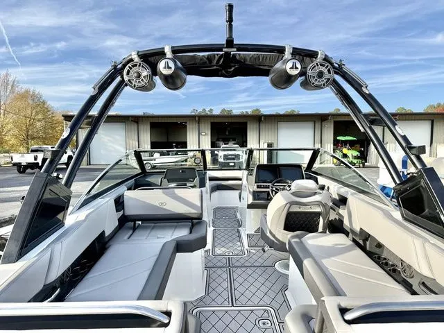 Slide: The Image of Cobalt R6 Outboard 2022 - 4