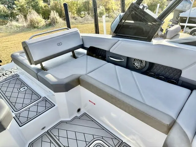 Slide: The Image of Cobalt R6 Outboard 2022 - 8