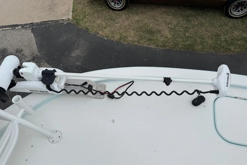 Slide: The Image of 2023 Shallow Sport 25 X3 boat with Minn Kota trolling motor on deck. - 51