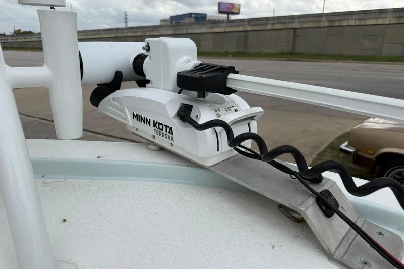 Slide: The Image of Minn Kota Terrova trolling motor on 2023 Shallow Sport 25 X3 boat. - 52