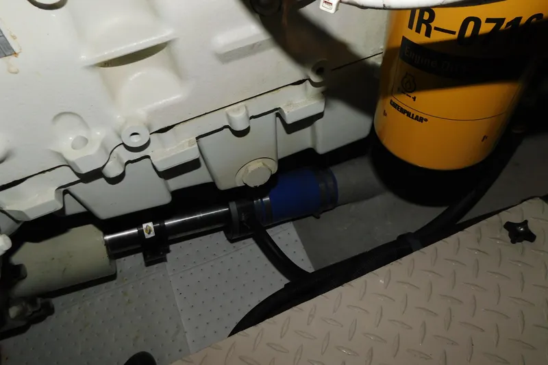 Slide: The Image of Engine compartment of 1999 Sea Ray 500 Sundancer with visible Caterpillar oil filter. - 44