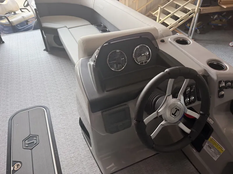 Slide: The Image of Harris Cruiser 230 2026 - 7
