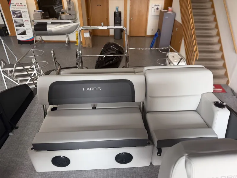 Slide: The Image of Harris Cruiser 230 2026 - 12