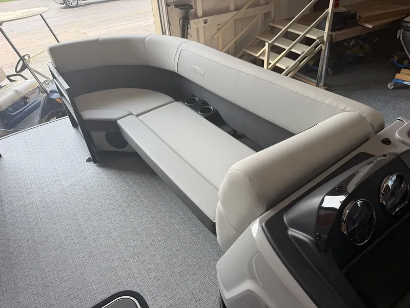 Slide: The Image of Harris Cruiser 230 2026 - 5