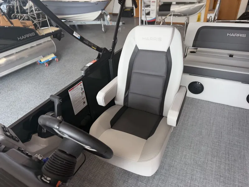 Slide: The Image of Harris Cruiser 230 2026 - 11
