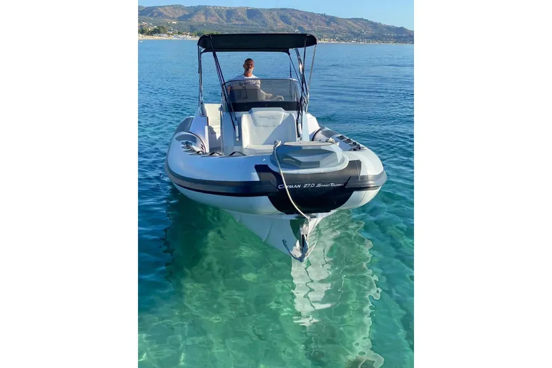 Slide: The Image of 2022 Ranieri CAYMAN 27.0 SPORT TOURING boat on clear blue water, front view. - 20