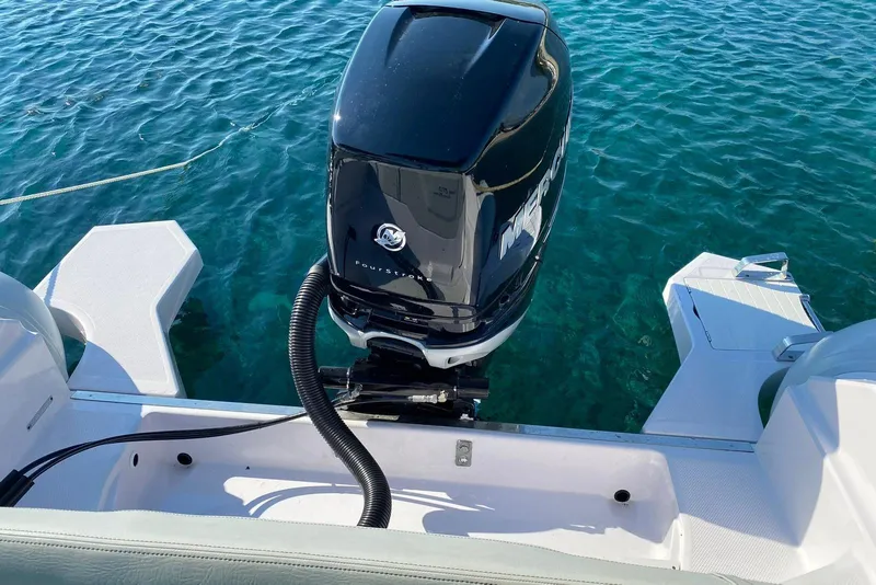 Slide: The Image of 2022 Ranieri CAYMAN 27.0 SPORT TOURING boat with Mercury outboard engine on clear water. - 24