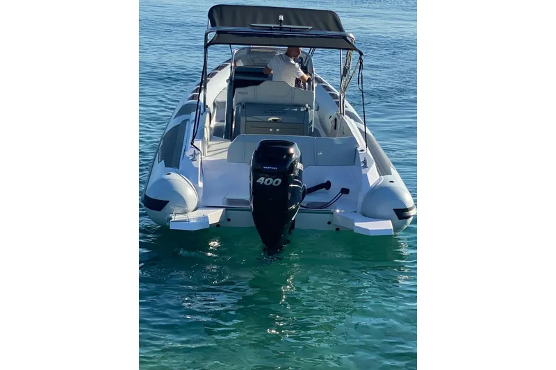 Slide: The Image of 2022 Ranieri CAYMAN 27.0 SPORT TOURING boat on clear blue water, rear view. - 25
