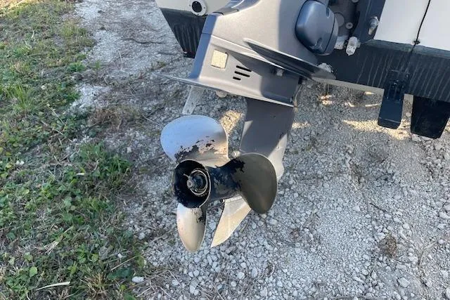 Slide: The Image of Jones Brothers 17 BATEAU 2019 boat propeller on gravel and grass surface. - 9