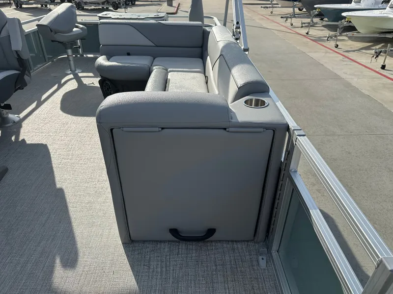 Slide: The Image of Avalon Venture 85 Rear Fish - 21' 2026 - 18