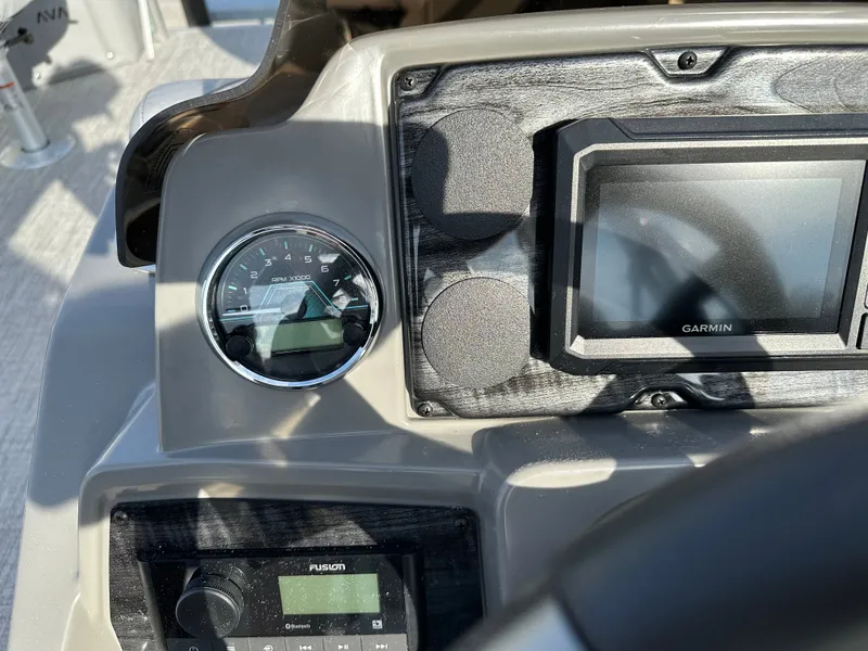 Slide: The Image of Avalon Venture 85 Rear Fish - 21' 2026 - 22