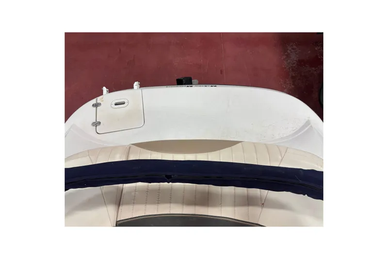 Slide: The Image of 2005 Four Winns 190 Horizon LE boat interior with white seating and blue trim. - 7