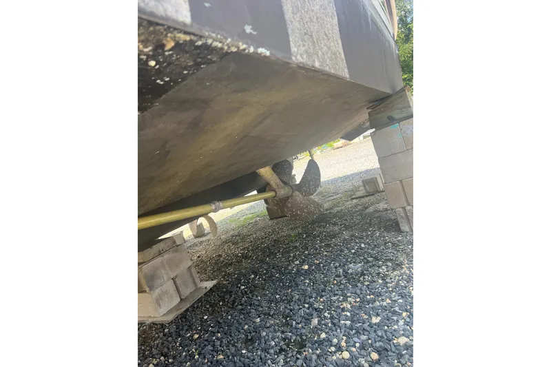 Slide: The Image of 2007 Sea Ray 52 Sedan Bridge boat hull and propeller on blocks. - 26