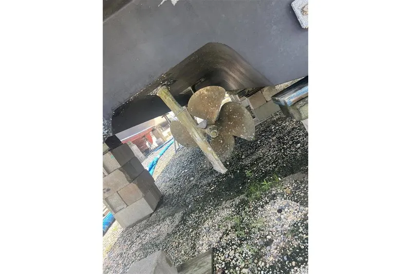 Slide: The Image of Propeller of a 2007 Sea Ray 52 Sedan Bridge on dry dock. - 7