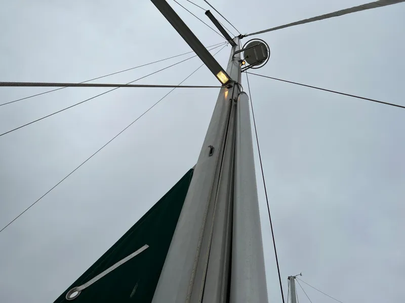 Slide: The Image of Mast of 2004 Beneteau 473 sailboat against cloudy sky. - 28