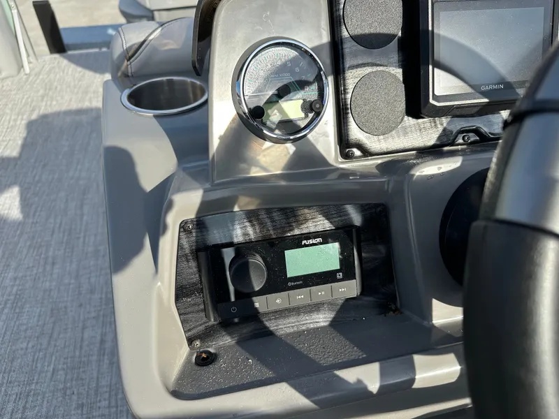 Slide: The Image of Avalon Venture 85 Rear Fish - 21' 2026 - 21