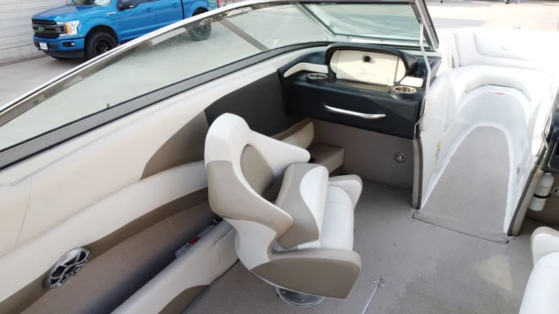 Slide: The Image of Crownline Boats 235 SS 2014 - 27