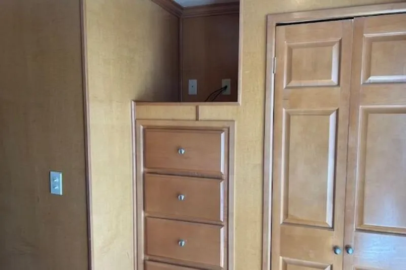 Slide: The Image of 2007 Sumerset Lakeview HD interior with wooden cabinets and closet. - 28