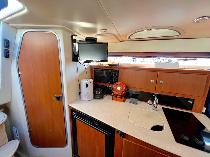 Slide: The Image of Engine compartment of a 2008 Bayliner 320 with a MerCruiser 5.0 MPI engine. - 32