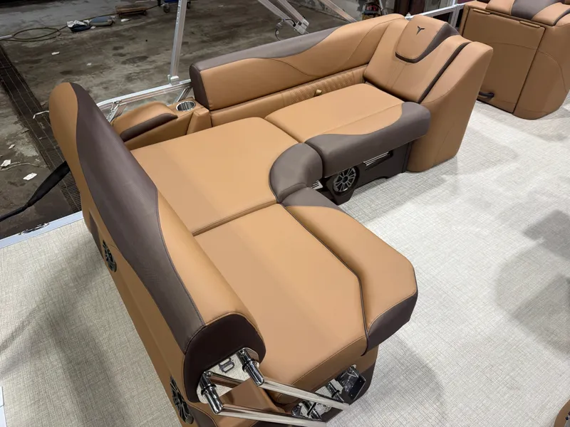 Slide: The Image of Tahoe LTZ 2185 Cruise Rear Bench (CRB) & Honda 4-Stroke EFI 2026 - 18
