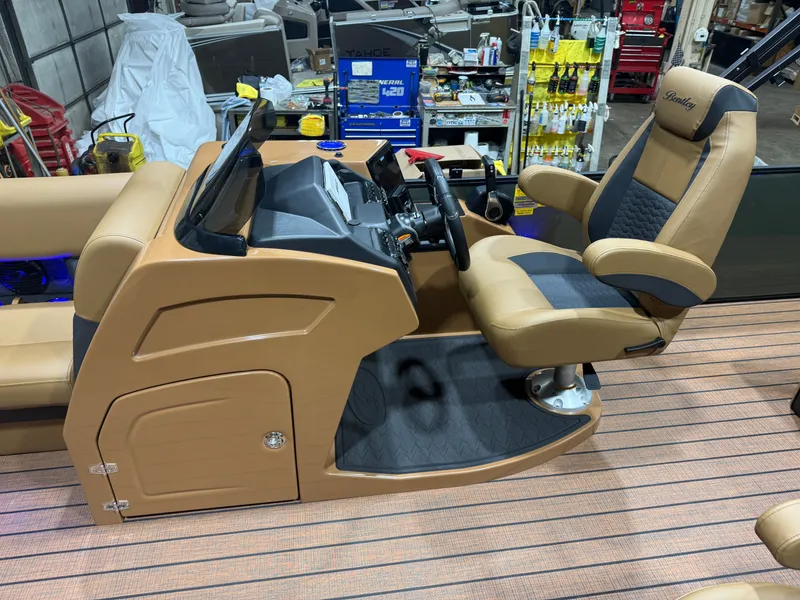 Slide: The Image of Bentley Pontoons Elite 223 Swingback Tritoon 2026 - 10