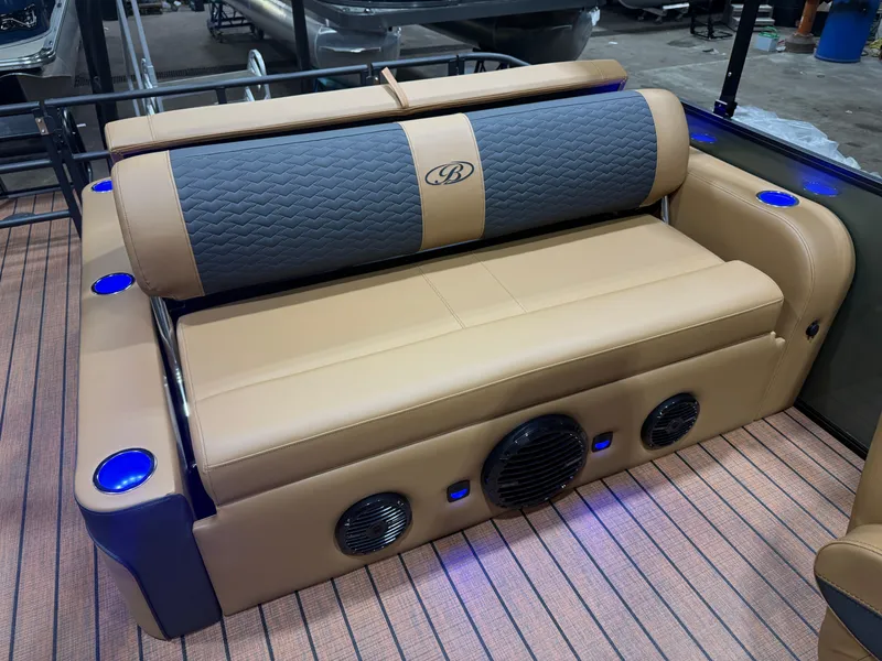 Slide: The Image of Bentley Pontoons Elite 223 Swingback Tritoon 2026 - 17
