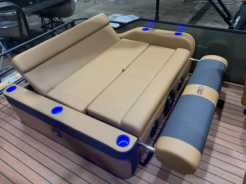 Slide: The Image of Bentley Pontoons Elite 223 Swingback Tritoon 2026 - 22
