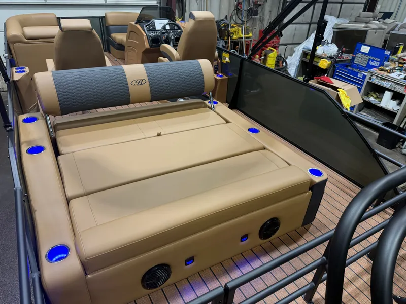 Slide: The Image of Bentley Pontoons Elite 223 Swingback Tritoon 2026 - 24