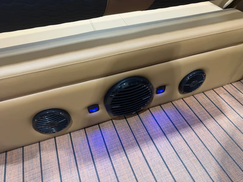 Slide: The Image of Bentley Pontoons Elite 223 Swingback Tritoon 2026 - 28