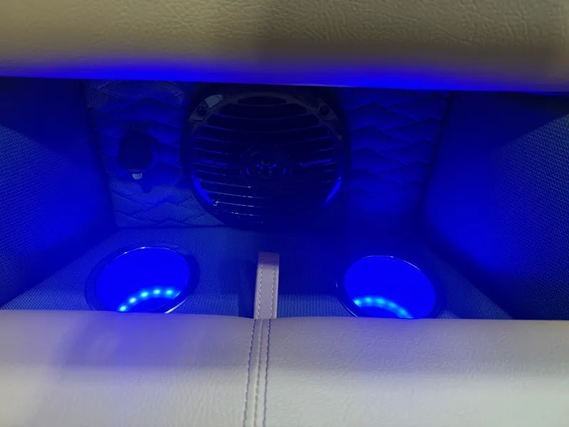 Slide: The Image of Bentley Pontoons Elite 223 Swingback Tritoon 2026 - 29