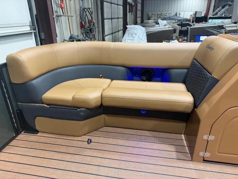 Slide: The Image of Bentley Pontoons Elite 223 Swingback Tritoon 2026 - 40