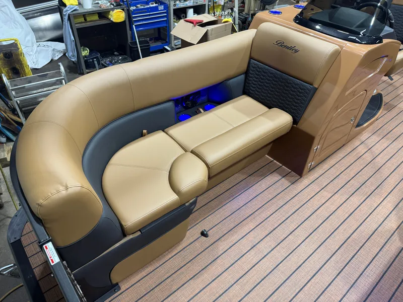 Slide: The Image of Bentley Pontoons Elite 223 Swingback Tritoon 2026 - 7