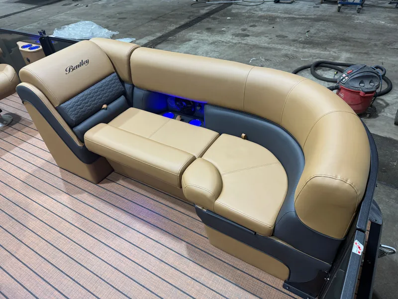 Slide: The Image of Bentley Pontoons Elite 223 Swingback Tritoon 2026 - 8