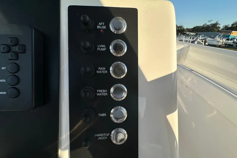 Slide: The Image of 2023 Robalo R222 Center Console dashboard with Simrad and Yamaha displays. - 29